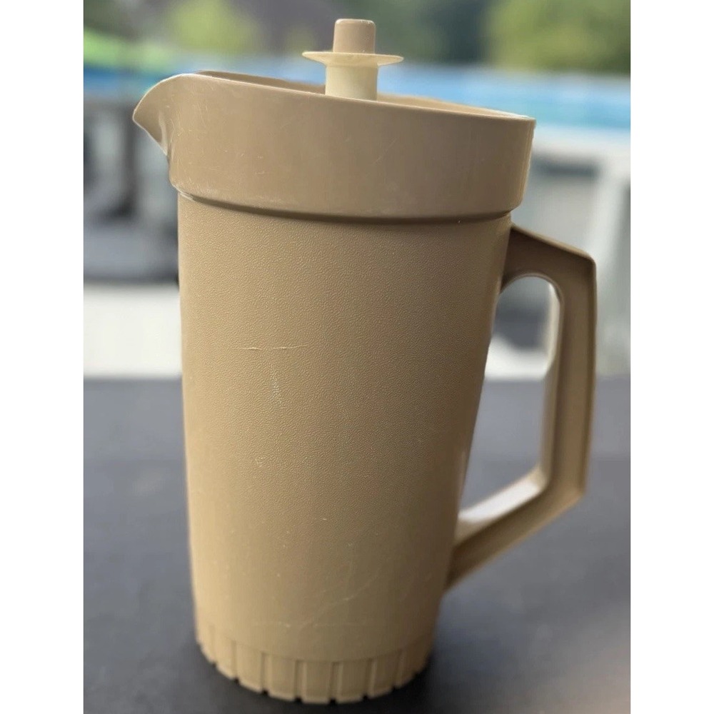 Vintage Harvest Tan Tupperware 2-Qt Pitcher 800-9 Push Button Lid